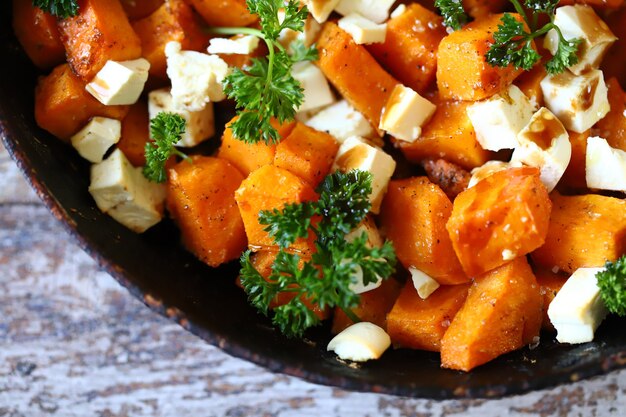 Salada quente de abóbora com queijo feta e salsa