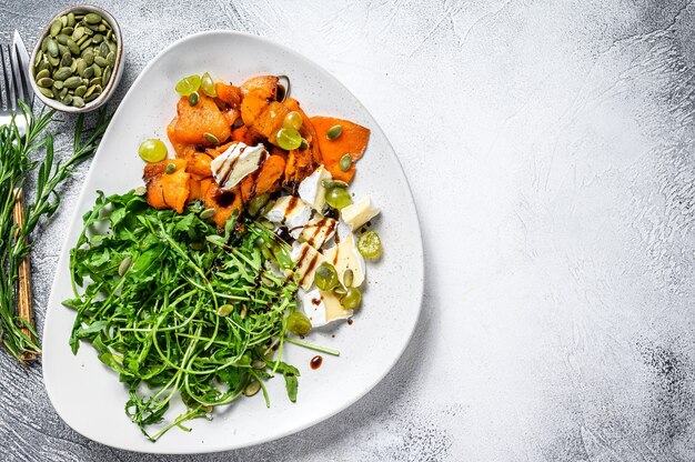 Salada quente de abóbora grelhada com rúcula, nozes e queijo brie