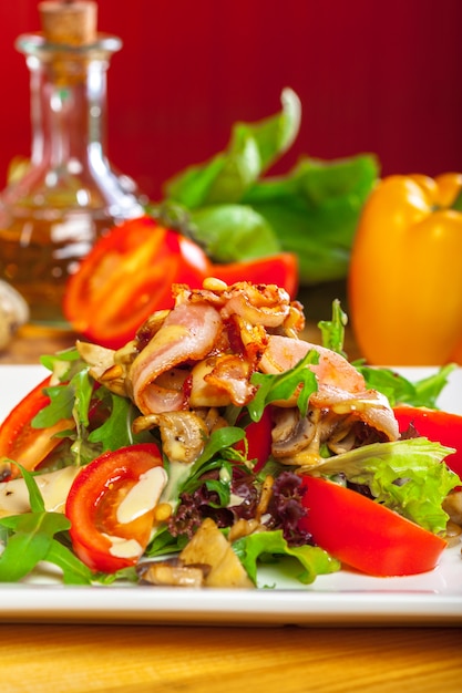 Salada quente de cogumelos com pimenta e tomate