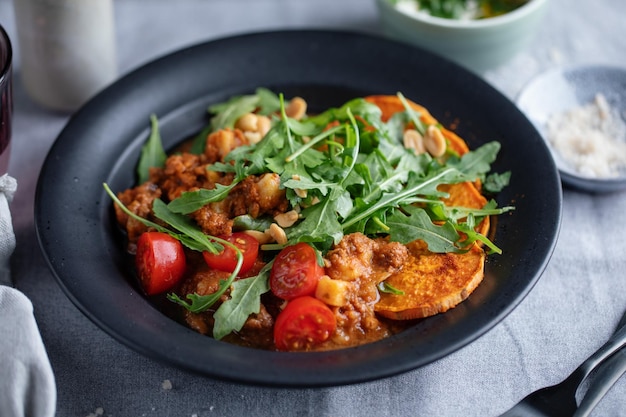 Foto salada quente de outono com legumes