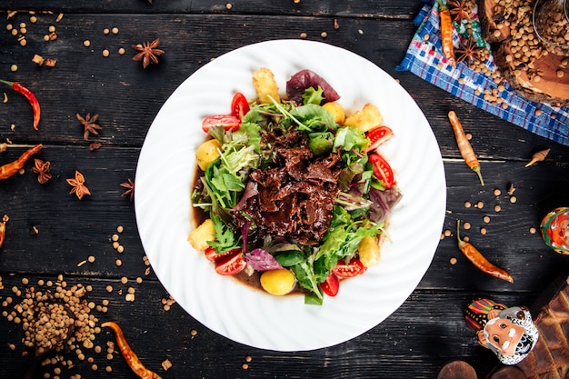 Salada quente em molho de gengibre com carne e batatas