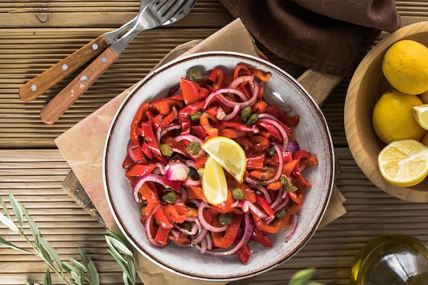 Salada quente ou ensopado de legumes feito de feijão vermelho e pimentão vermelho assado comida vegana dia de ação de graças