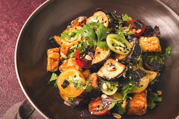 Salada quente Saksuka com berinjela crocante e tomate especiarias ervas sementes de gergelim sementes de girassol Cozinha turca sem pessoas