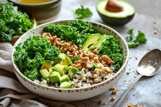 Salada de quinoa de coles frescas y nutritivas con rebanadas de aguacate y nueces