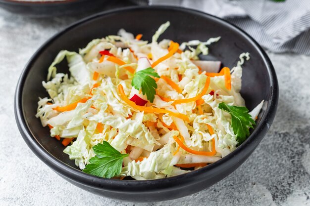 salada repolho chinês vegetais pimenta rabanete lanche de cenoura vegan ou refeição vegetariana saudável