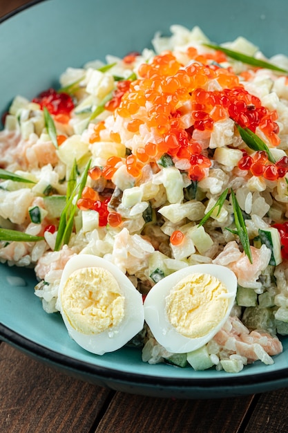 Salada russa de olivier com salmão e caviar