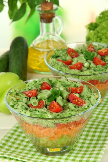 Salada saborosa com legumes frescos na mesa de madeira