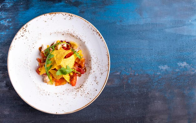 Salada saborosa com salgadinhos de milho de frango defumado e legumes Comida mexicana Vista superior espaço de texto