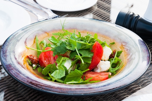 Salada saborosa com tomate queijo e rúcula no restaurante