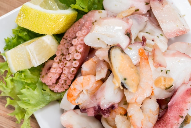 Salada saborosa de frutos do mar
