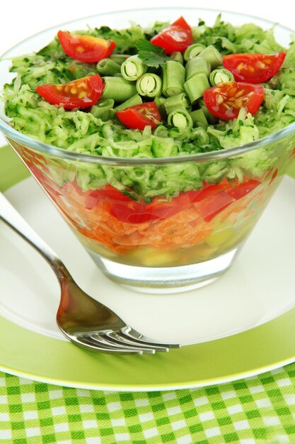 Foto salada sabrosa con verduras frescas