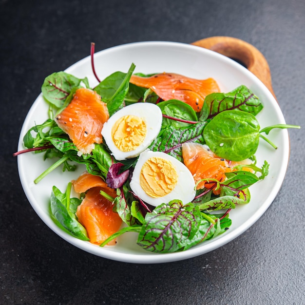 Salada Salmão Salmão Ovos Folhas Verdes Alface Fresca Porção Saudável Refeição Comida Dieta Lanche