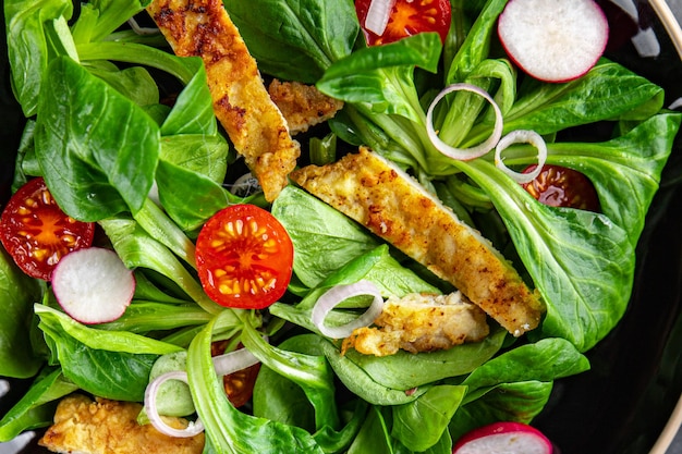 salada saudável carne de frango, legumes, tomate, rabanete, mistura de folhas verdes comida de refeição saudável de alface