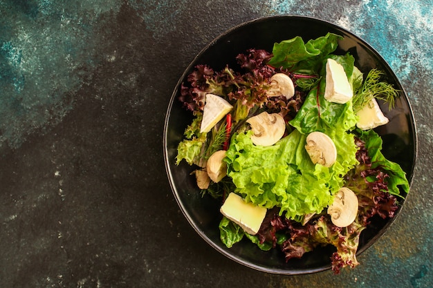 salada saudável cogumelos, queijo e folhas verdes (prato de lanche, legumes, rúcula, alface, espinafre e muito mais) conceito de menu