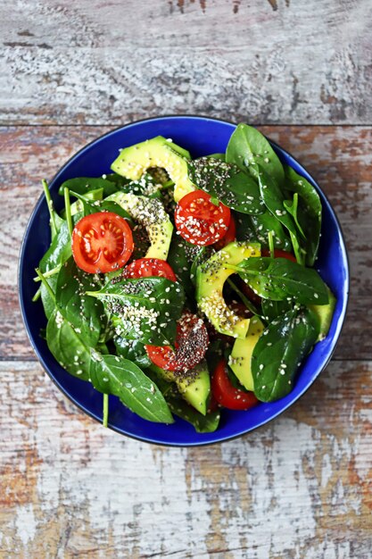 Salada saudável com abacate, espinafre, sementes de chia e sementes de gergelim.