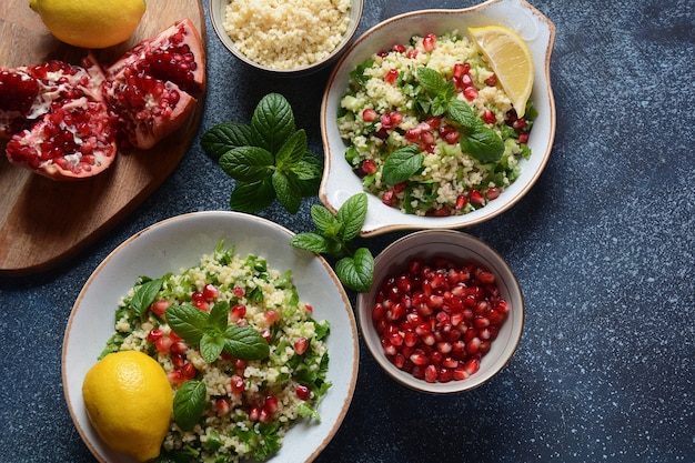 Salada saudável com cuscuz de hortelã fresca pepino romã limão e azeite de oliva