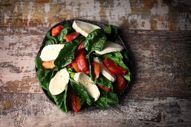 Salada saudável com espinafre, mussarela e laranja vermelha.