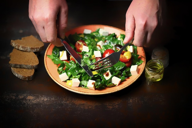 Salada saudável com legumes e queijo feta