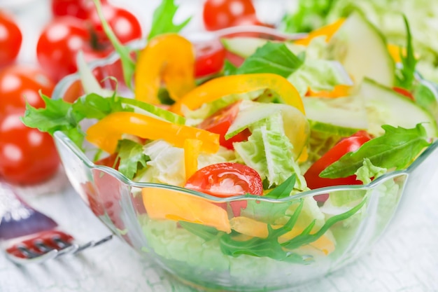 Salada saudável com legumes frescos em uma tigela de vidro