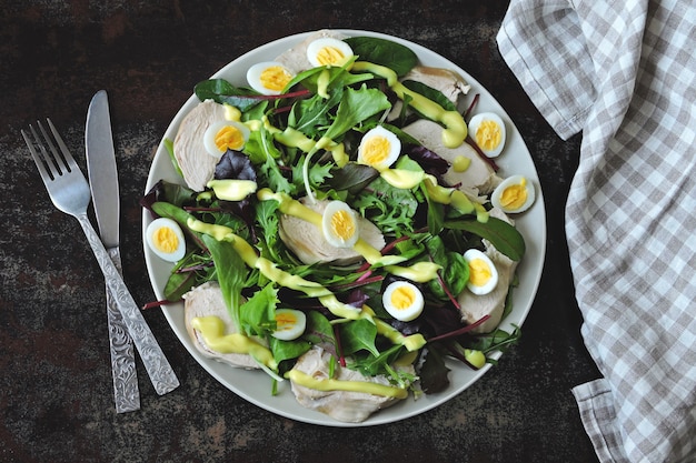 Salada saudável com ovos de codorna, salada e peito de frango. Keto dieta. Paleo. Pegan