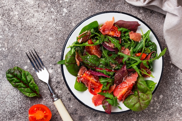 Salada saudável com presunto e tomate