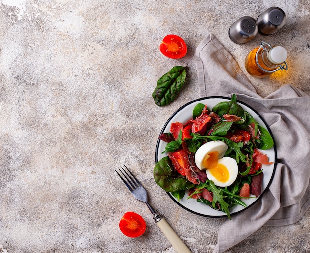 Salada saudável com presunto, tomate e ovo