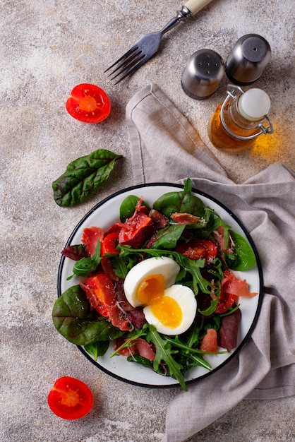 Salada saudável com presunto, tomate e ovo