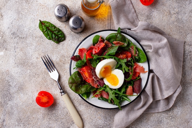 Salada saudável com presunto, tomate e ovo