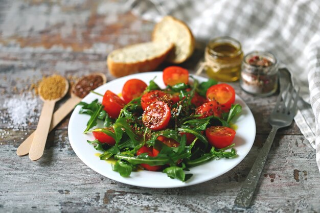 Salada saudável com rúcula e tomate cereja com molho de mostarda