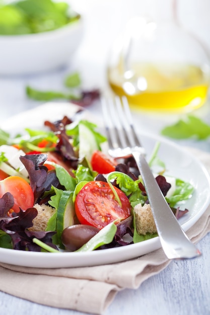 Salada saudável com tomate, azeitonas e queijo feta