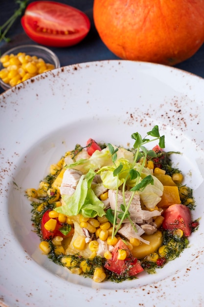 Salada saudável com tomates de milho de filé de frango e abóbora assada Closeup