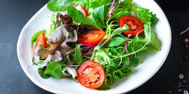 Salada saudável de alface e vegetais, vitamina para cozinhar lanche