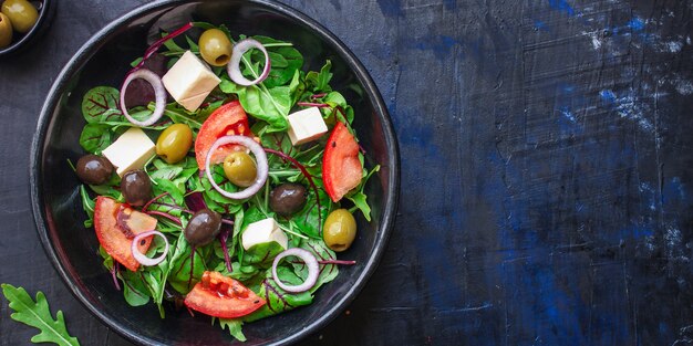 salada saudável de azeitonas, alface, tomate e queijo feta