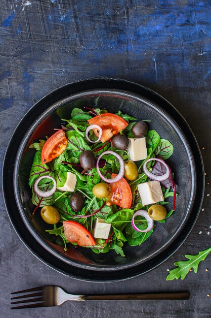 Salada saudável de azeitonas, alface, tomate e queijo feta