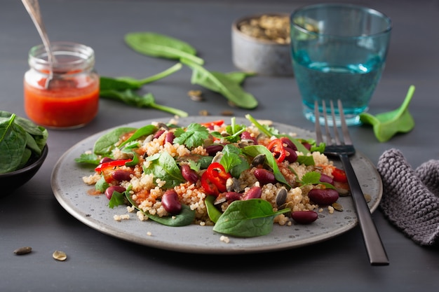 Salada saudável de feijão e quinoa com espinafre, pimentão