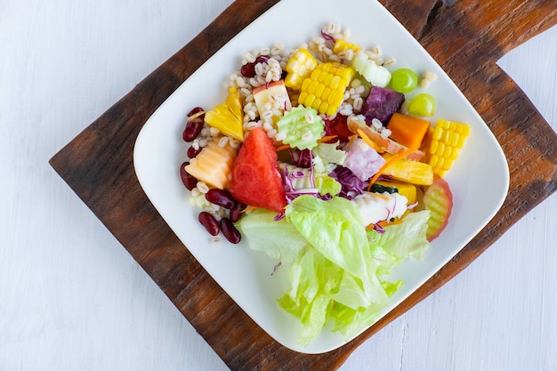 Salada saudável de frutas e vegetais