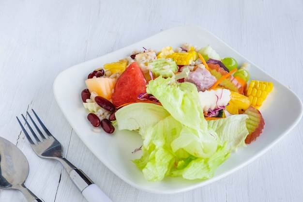 Salada saudável de frutas e vegetais