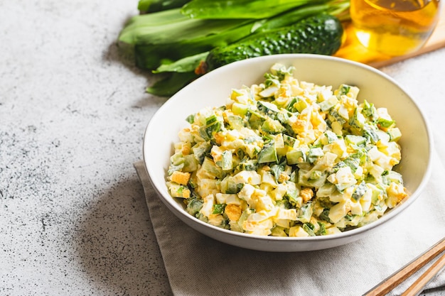 Salada saudável de ovo escalfado de alho-porro verde e pepino close-up salada de alho selvagem com ovos cozidos