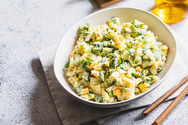 Salada saudável de ovo escalfado de alho-porro verde e pepino close-up salada de alho selvagem com ovos cozidos