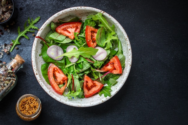 salada saudável de tomate, misture folhas, cebola e outros ingredientes