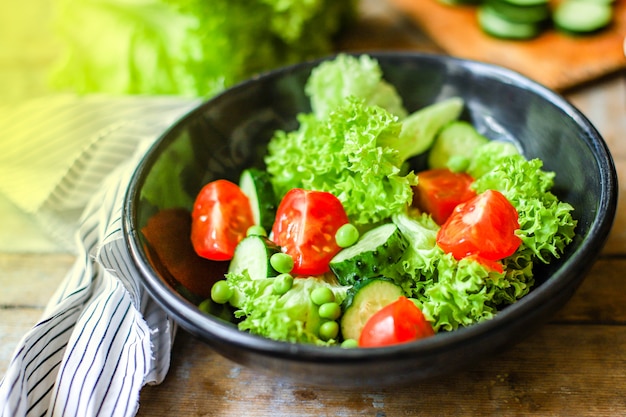 Salada saudável deixa misturar legumes