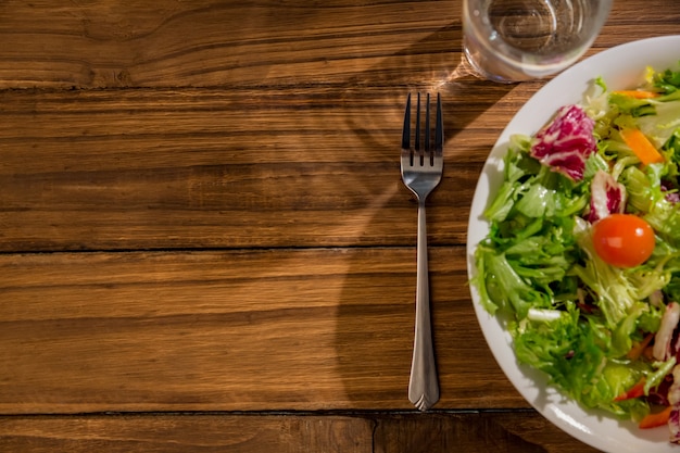 Salada saudável e copo de água