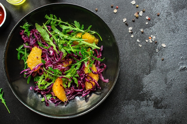 salada saudável filé de laranja, repolho roxo, lanche delicioso de rúcula, mistura de folhas de alface, salada de repolho