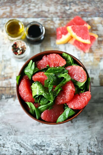 Salada saudável fitness com espinafre e toranja.