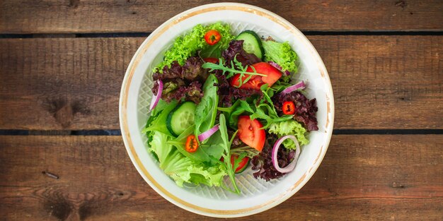 Salada saudável, folhas misturam salada (misture verdes, outros ingredientes)