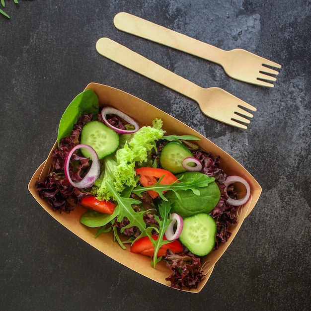 Salada saudável, folhas misture salada em talheres de papel descartáveis