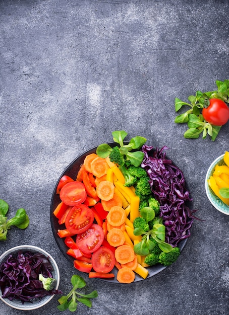 Salada saudável fresca do arco-íris do vegetariano