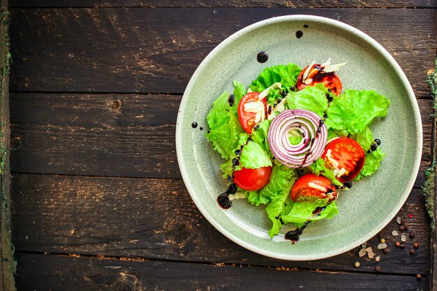 Salada saudável, mistura de folhas, pepino, tomate