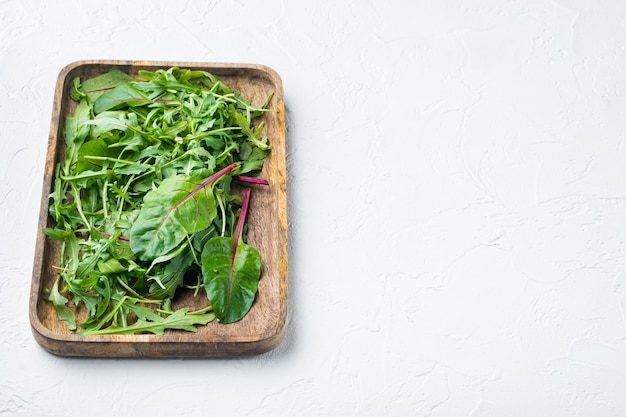 Salada saudável, salada de mistura de folhas Rúcula, conjunto de acelga, em fundo de pedra branco, com espaço de cópia para o texto