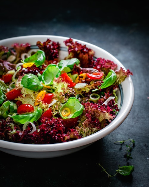 Salada servida em uma tigela na mesa